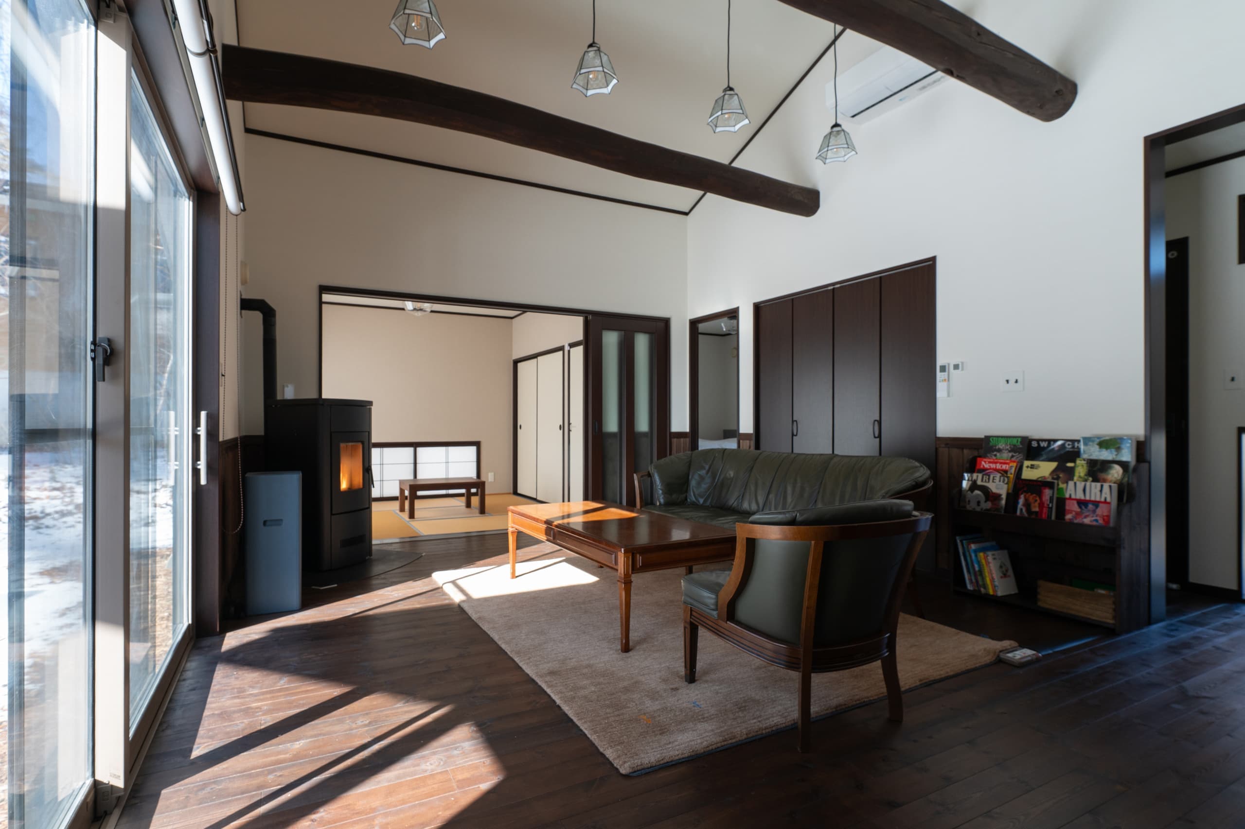 安曇野穂高の一棟貸し温泉宿 リビング 内観