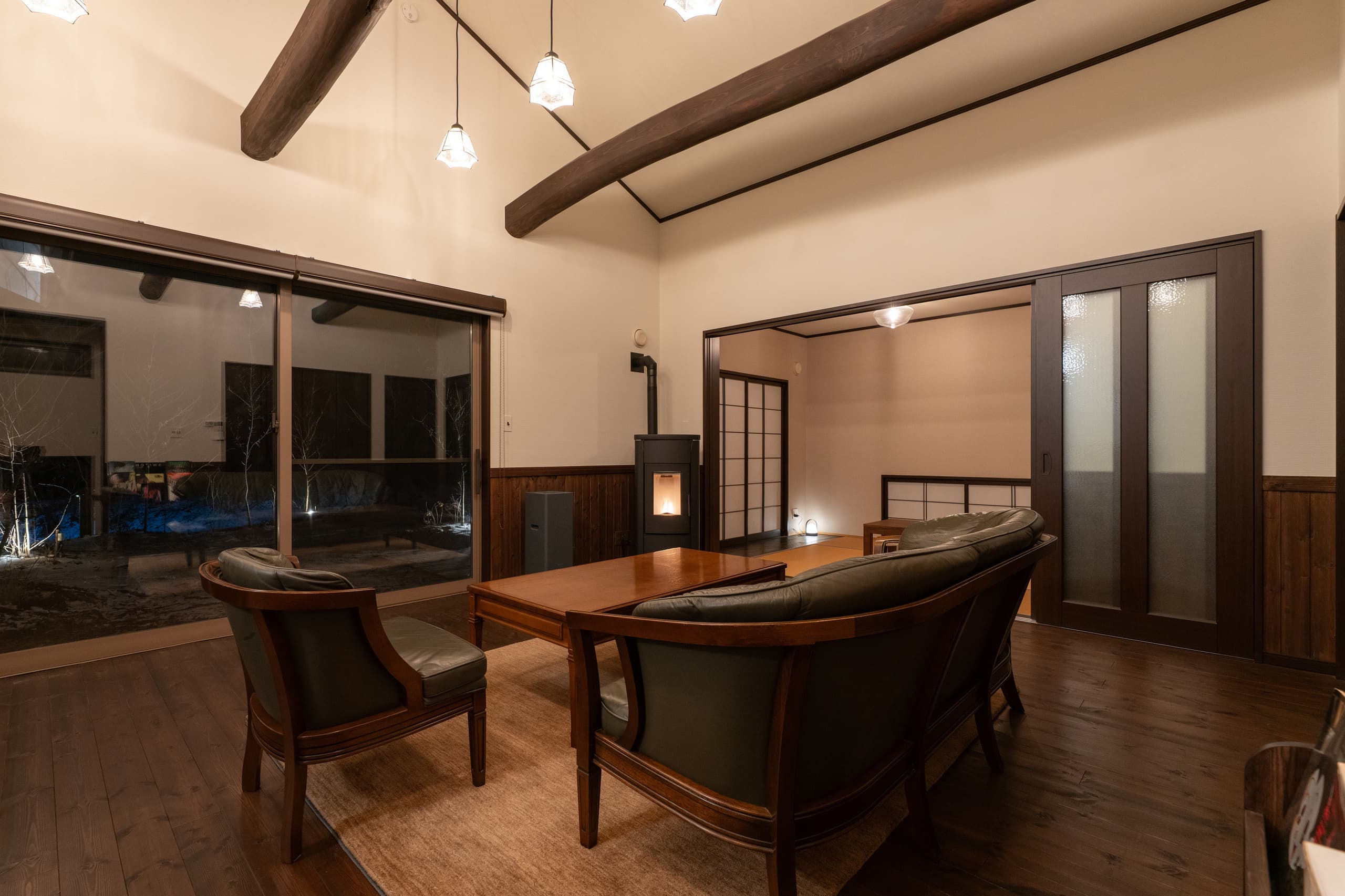 安曇野穂高の一棟貸し温泉宿 リビング 内観