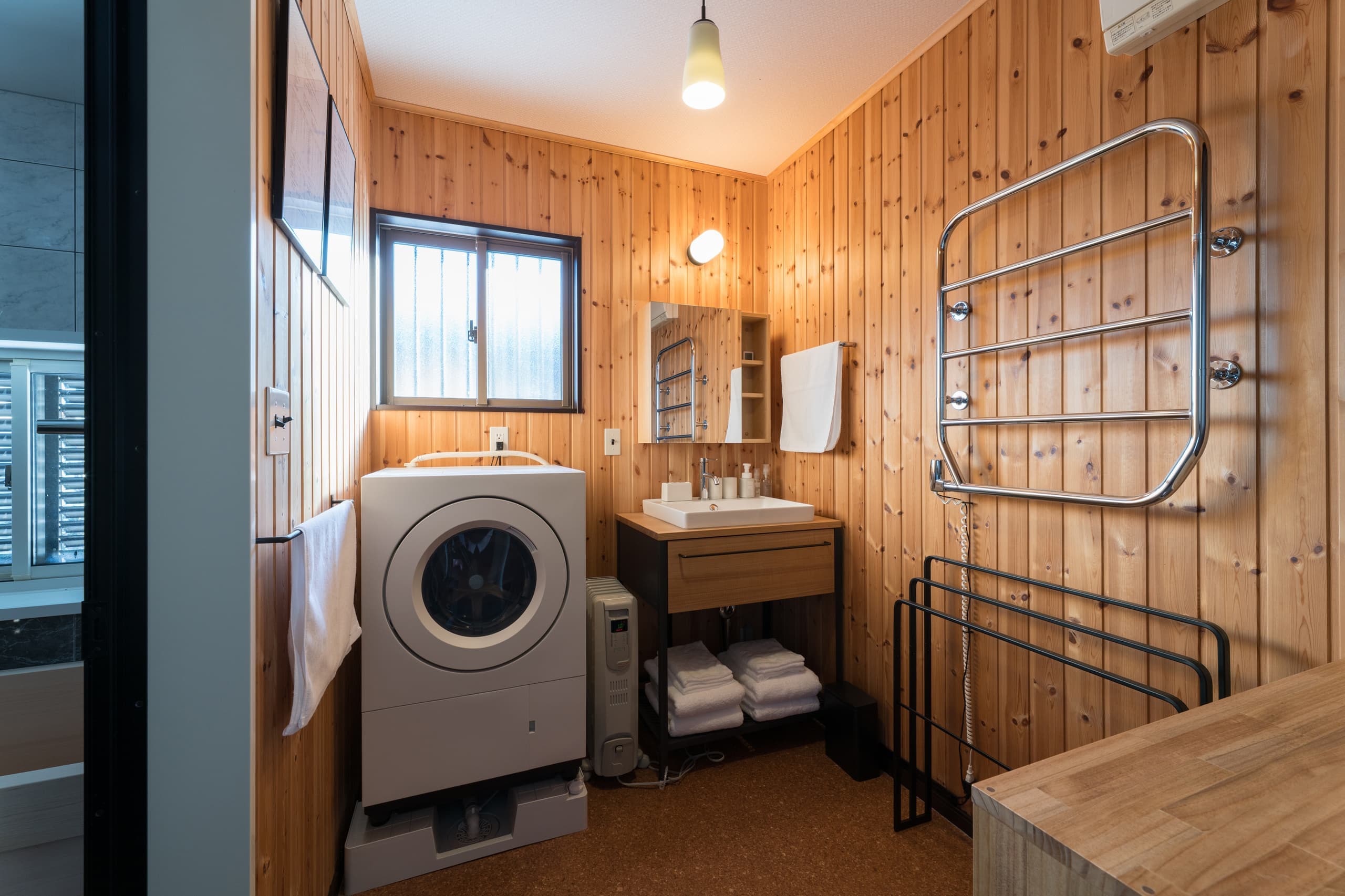 安曇野穂高の一棟貸し温泉宿 浴室　脱衣所 洗面台