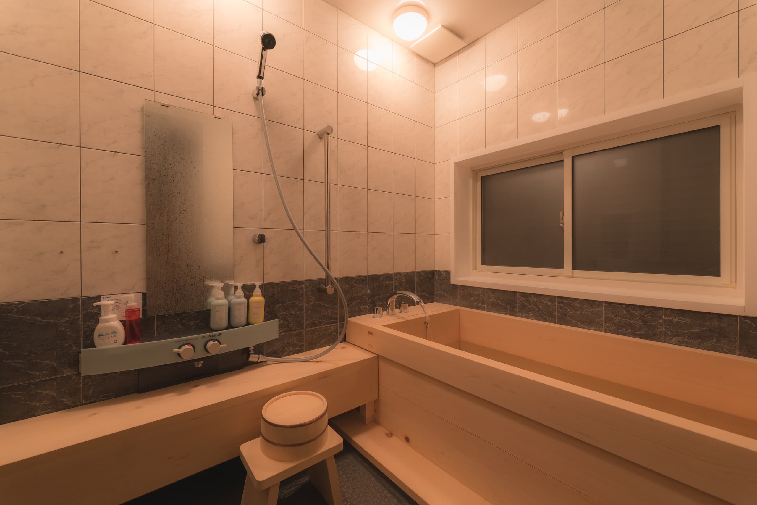 安曇野穂高の一棟貸し温泉宿 浴室　檜風呂 全体像