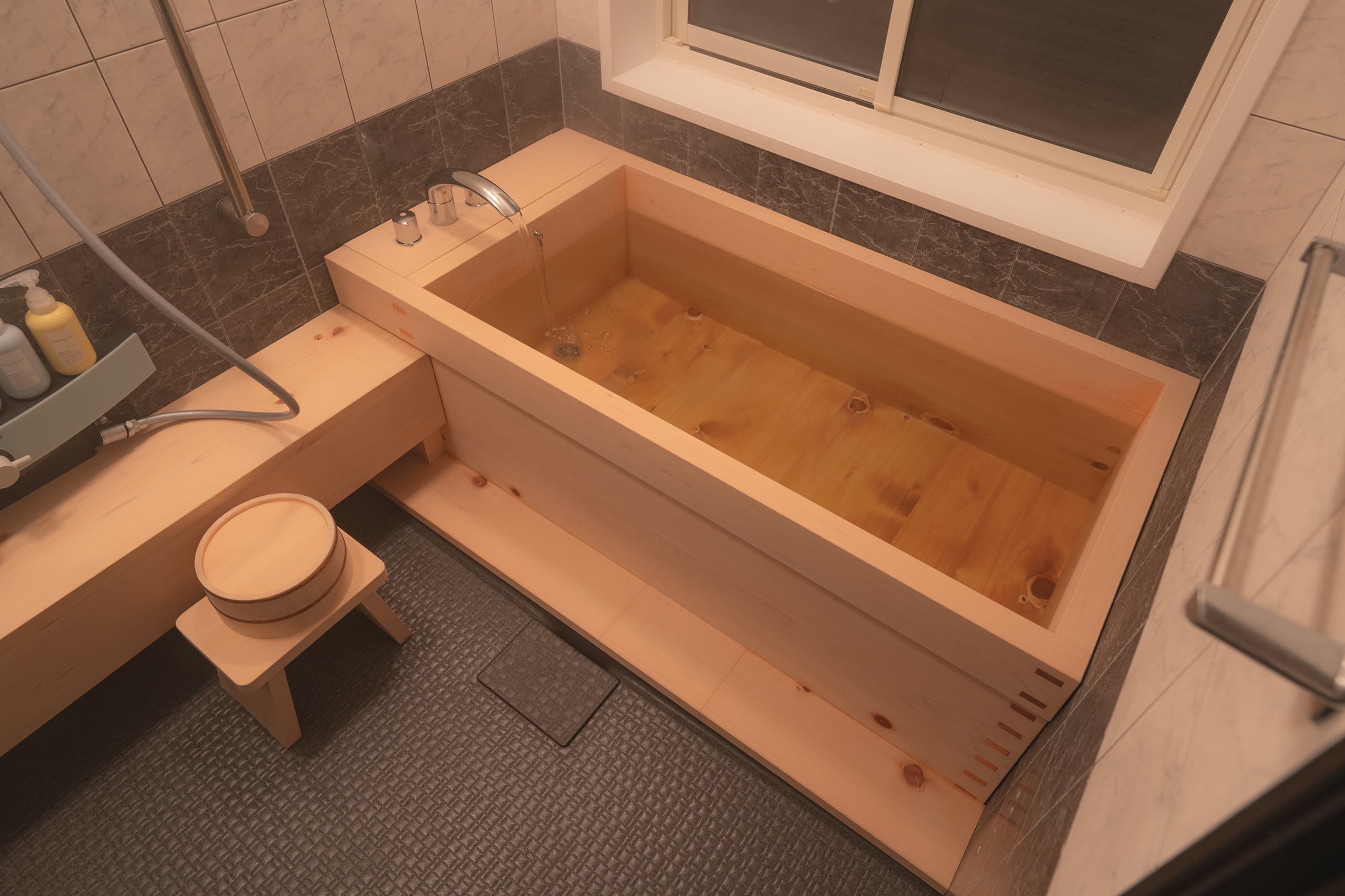 安曇野穂高の一棟貸し温泉宿 浴室　檜風呂 木曽檜