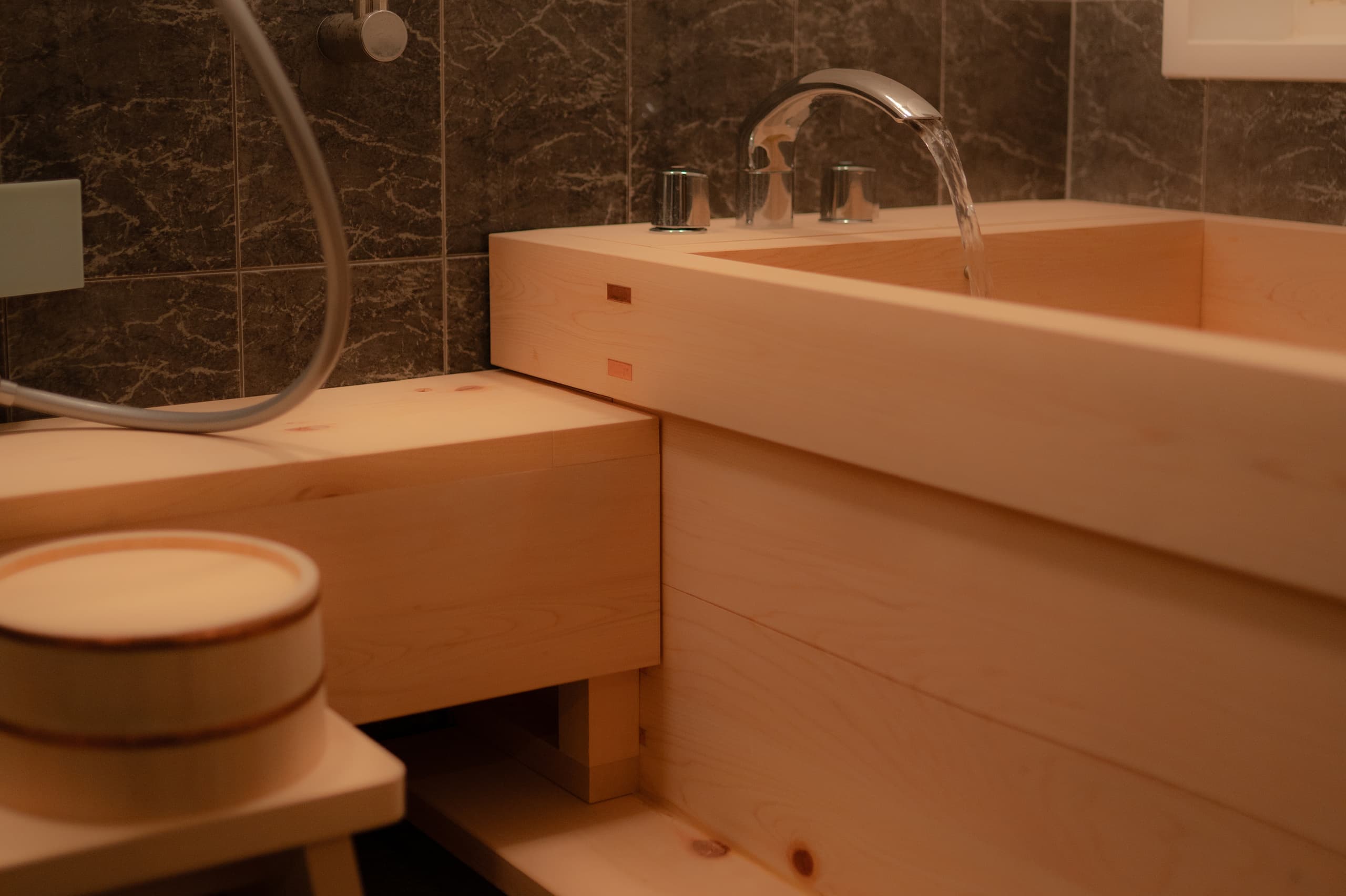 安曇野穂高の一棟貸し温泉宿 浴室　檜風呂 温泉