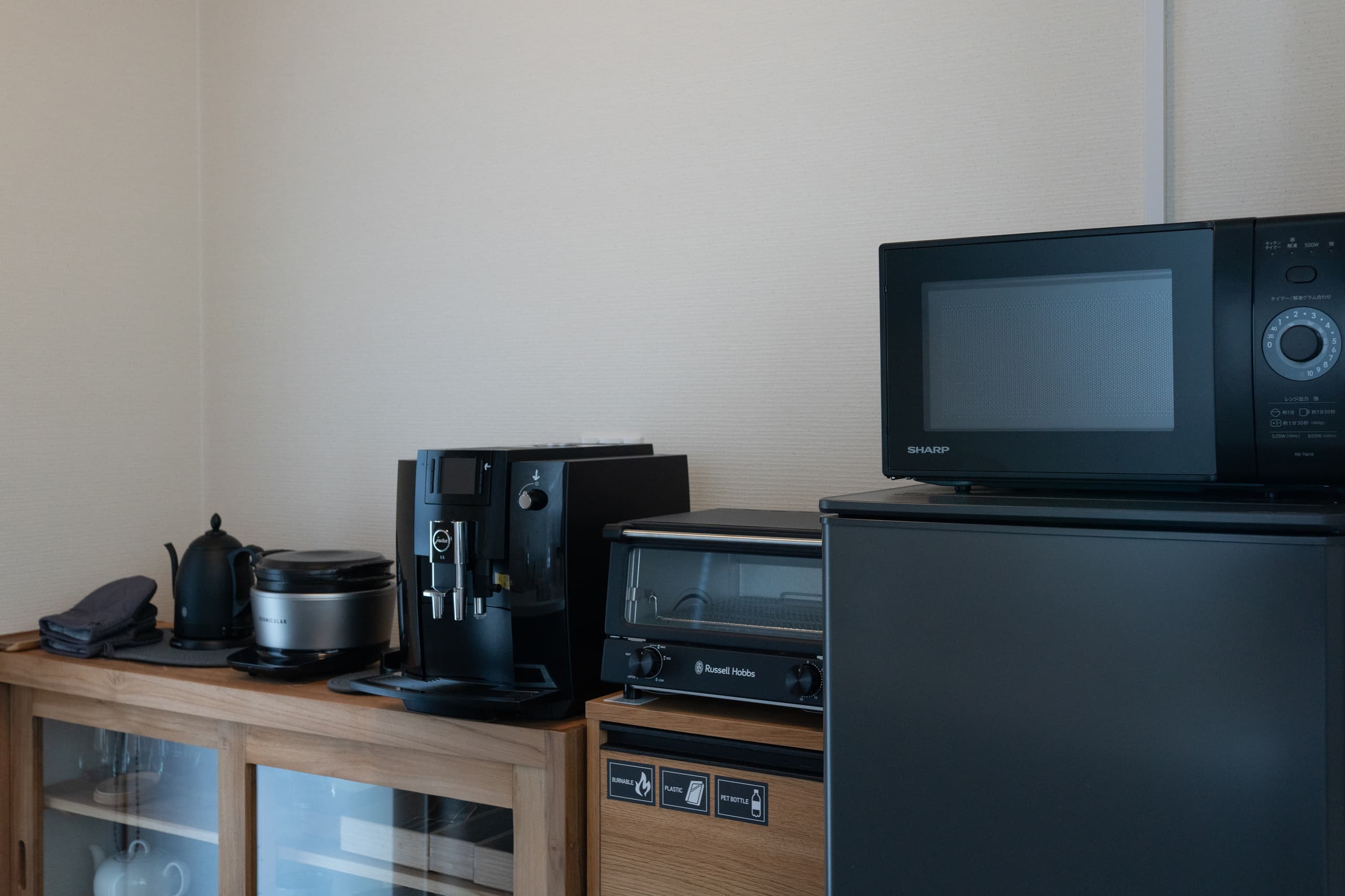 安曇野穂高の一棟貸し温泉宿 キッチン　コーヒーマシン　電気ケトル