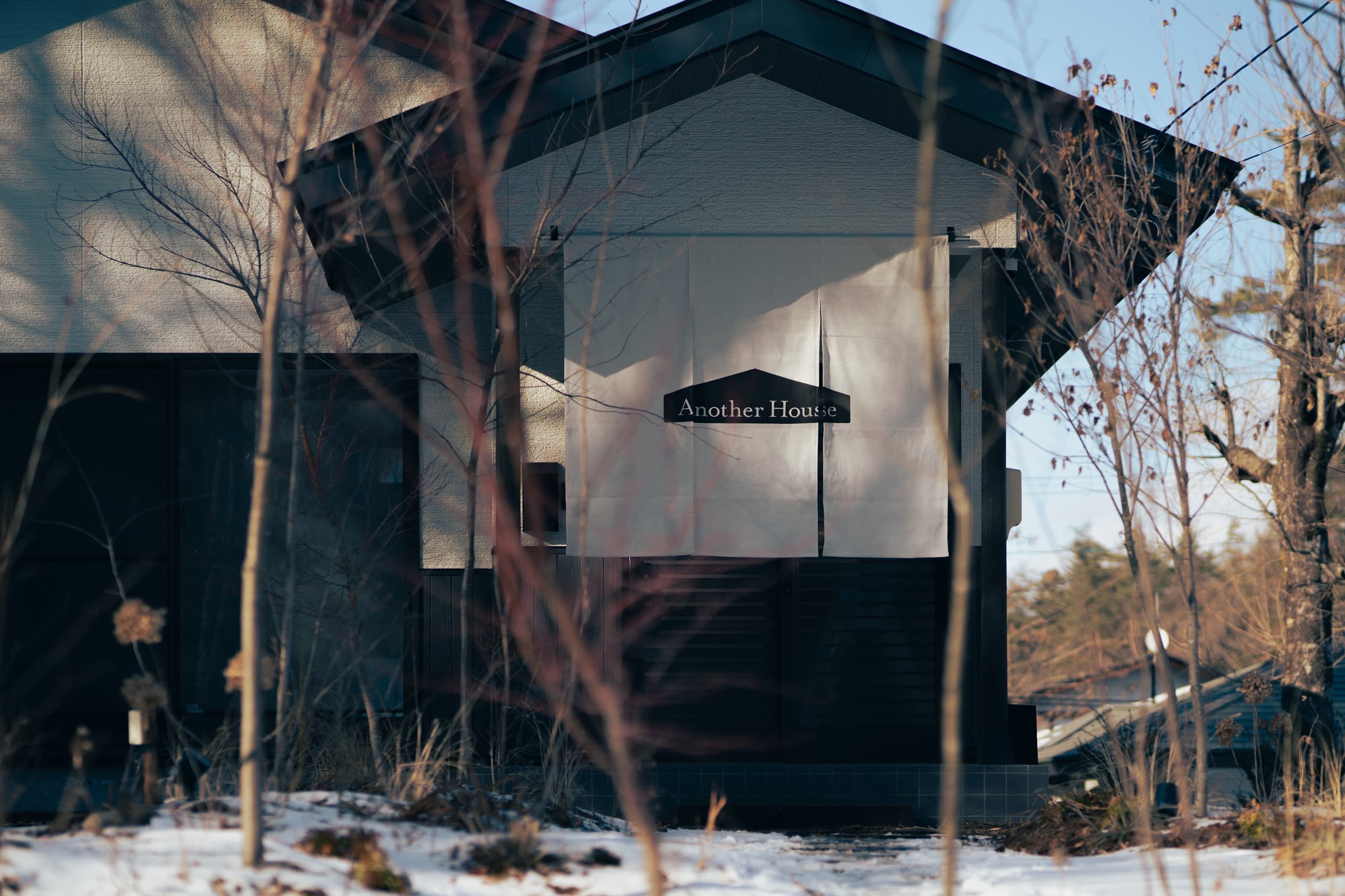 「安曇野穂高の一棟貸し温泉宿 玄関