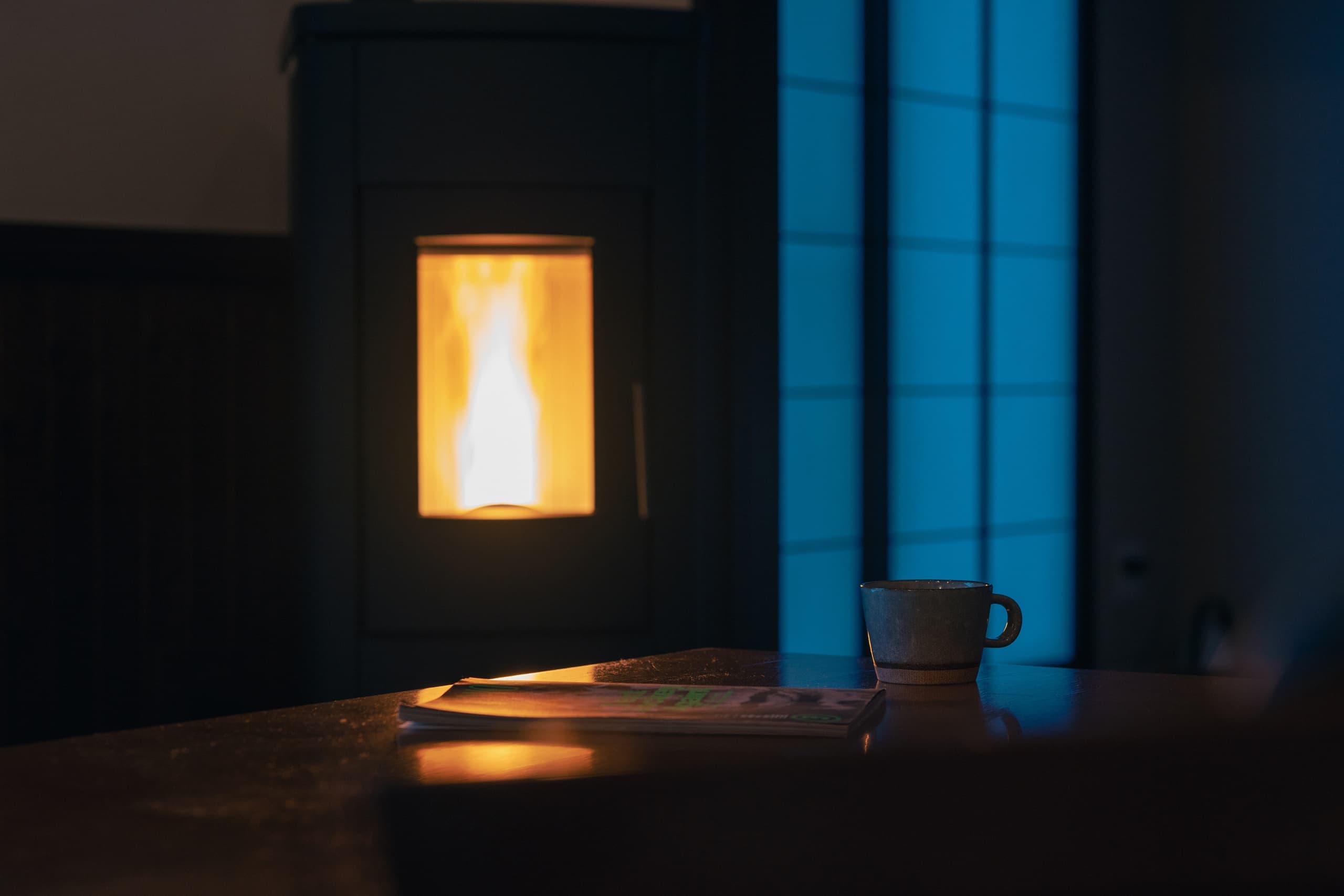 安曇野穂高の一棟貸し温泉宿 リビング ペレットストーブ