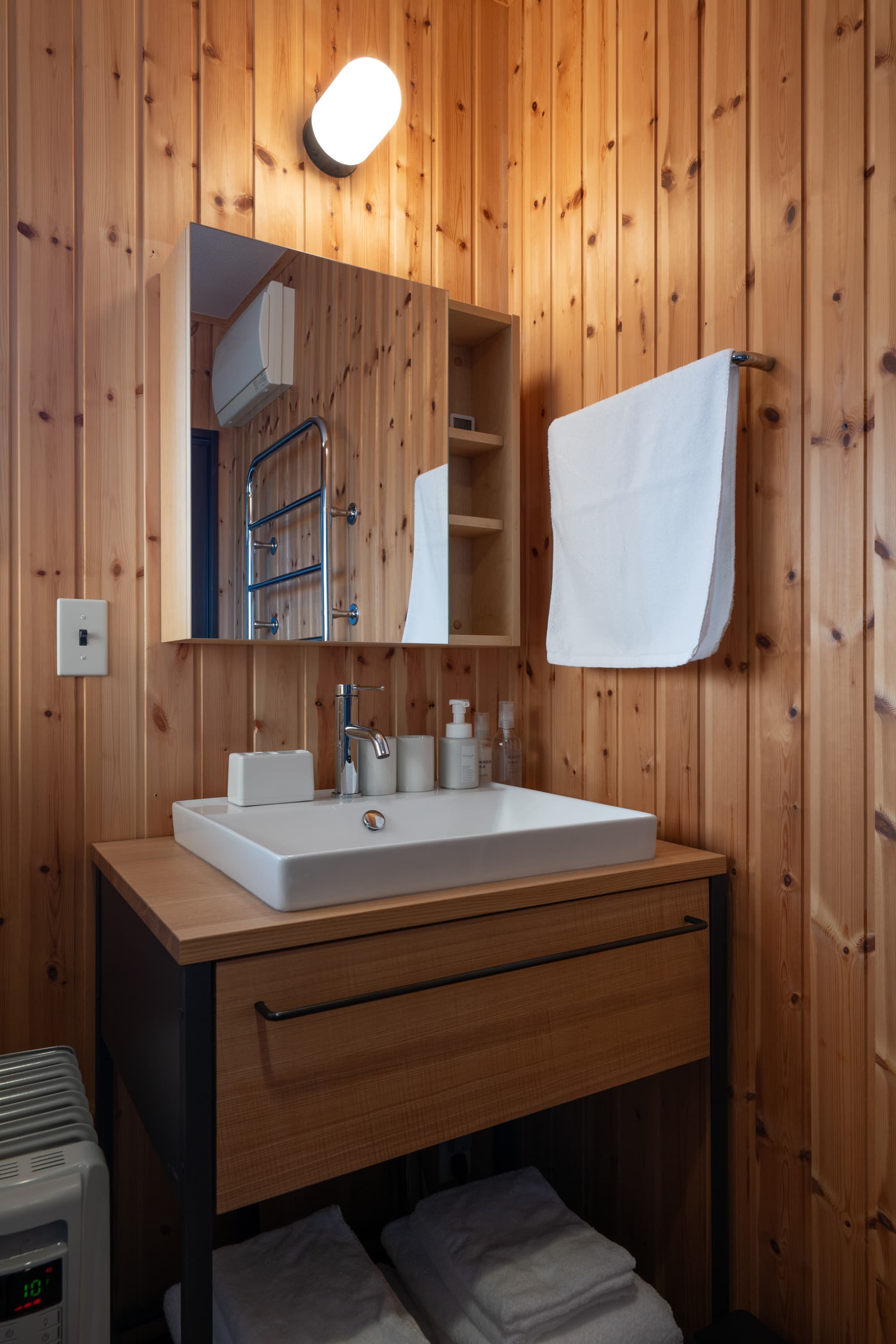 安曇野穂高の一棟貸し温泉宿 浴室　脱衣所 洗面台